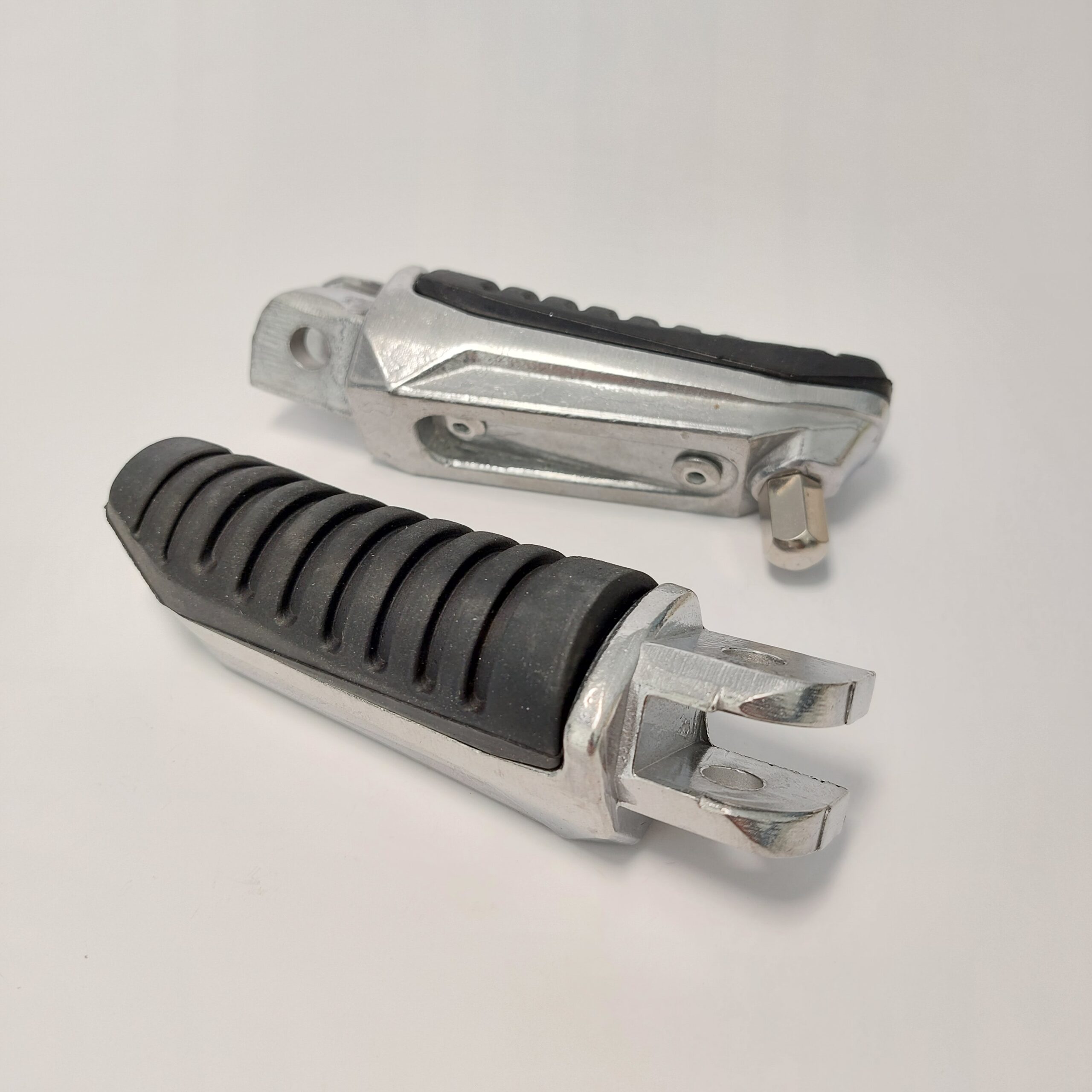 PŘEDNÍ STUPAČKY NA MOTO SUZUKI BANDIT, GSF-1300R, DL650 V-STROM, GSX-650 F
